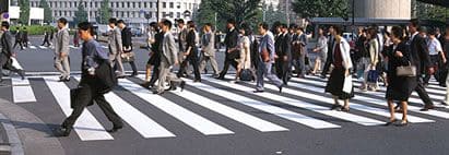横断歩道を歩く人々